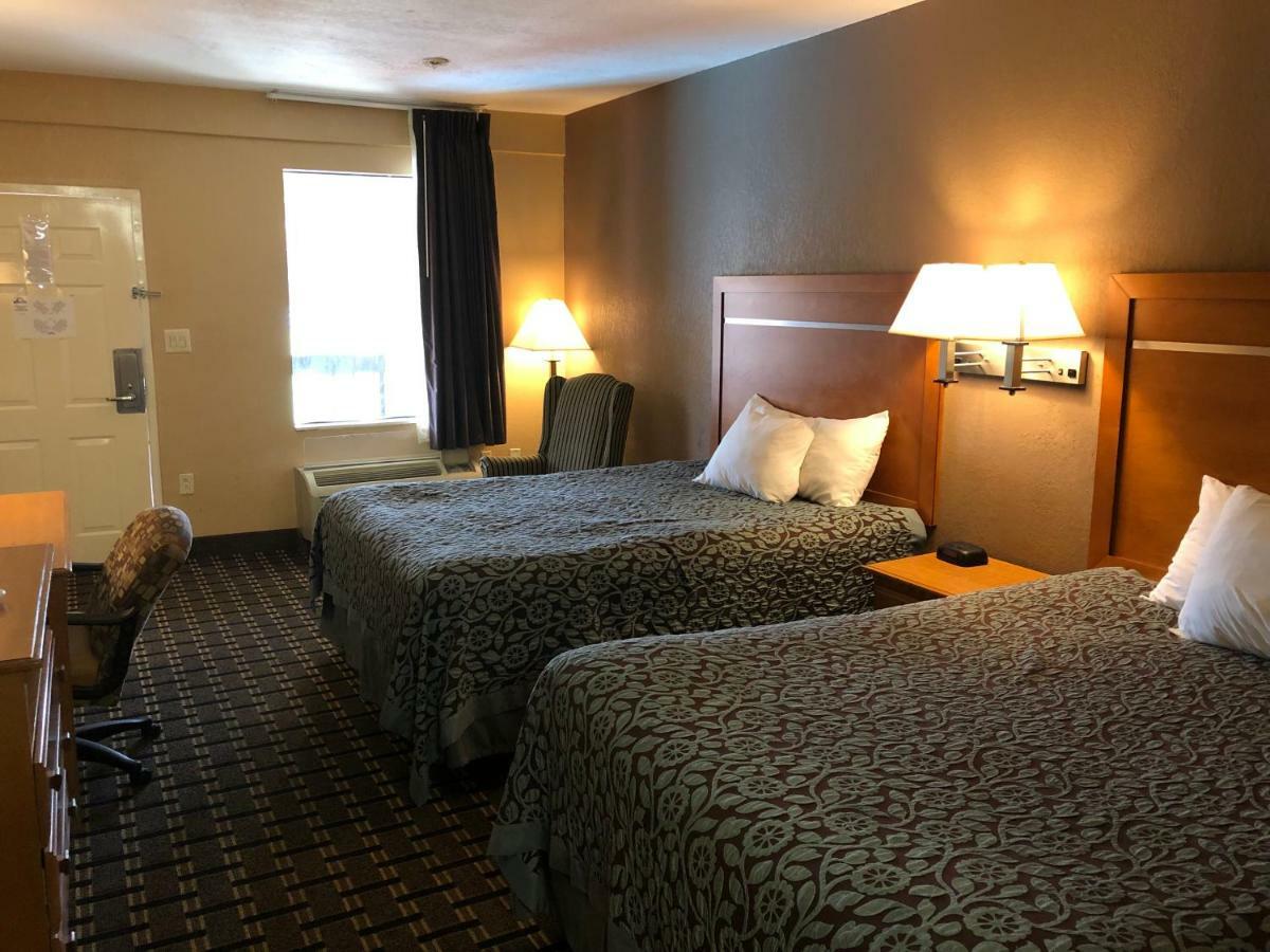 Days Inn By Wyndham Columbus Exterior photo