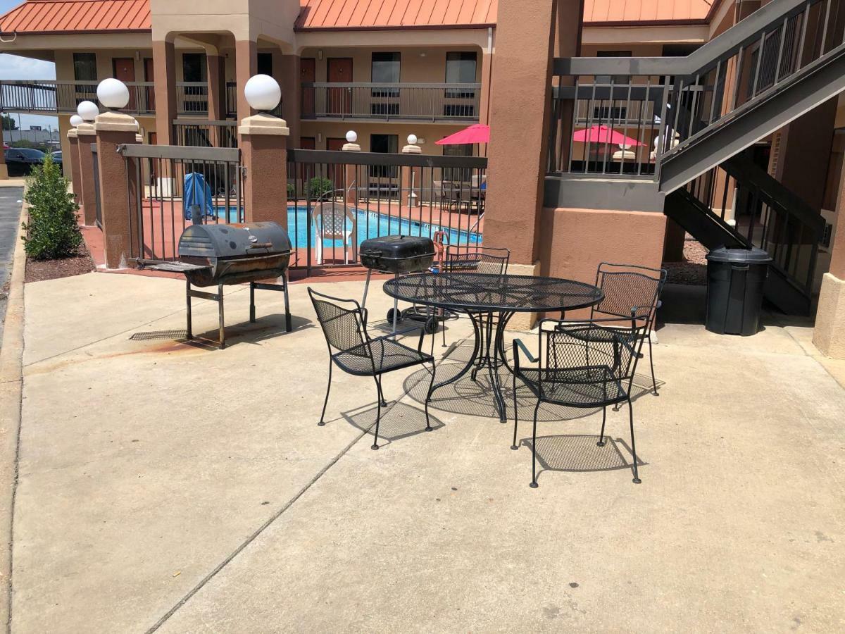 Days Inn By Wyndham Columbus Exterior photo
