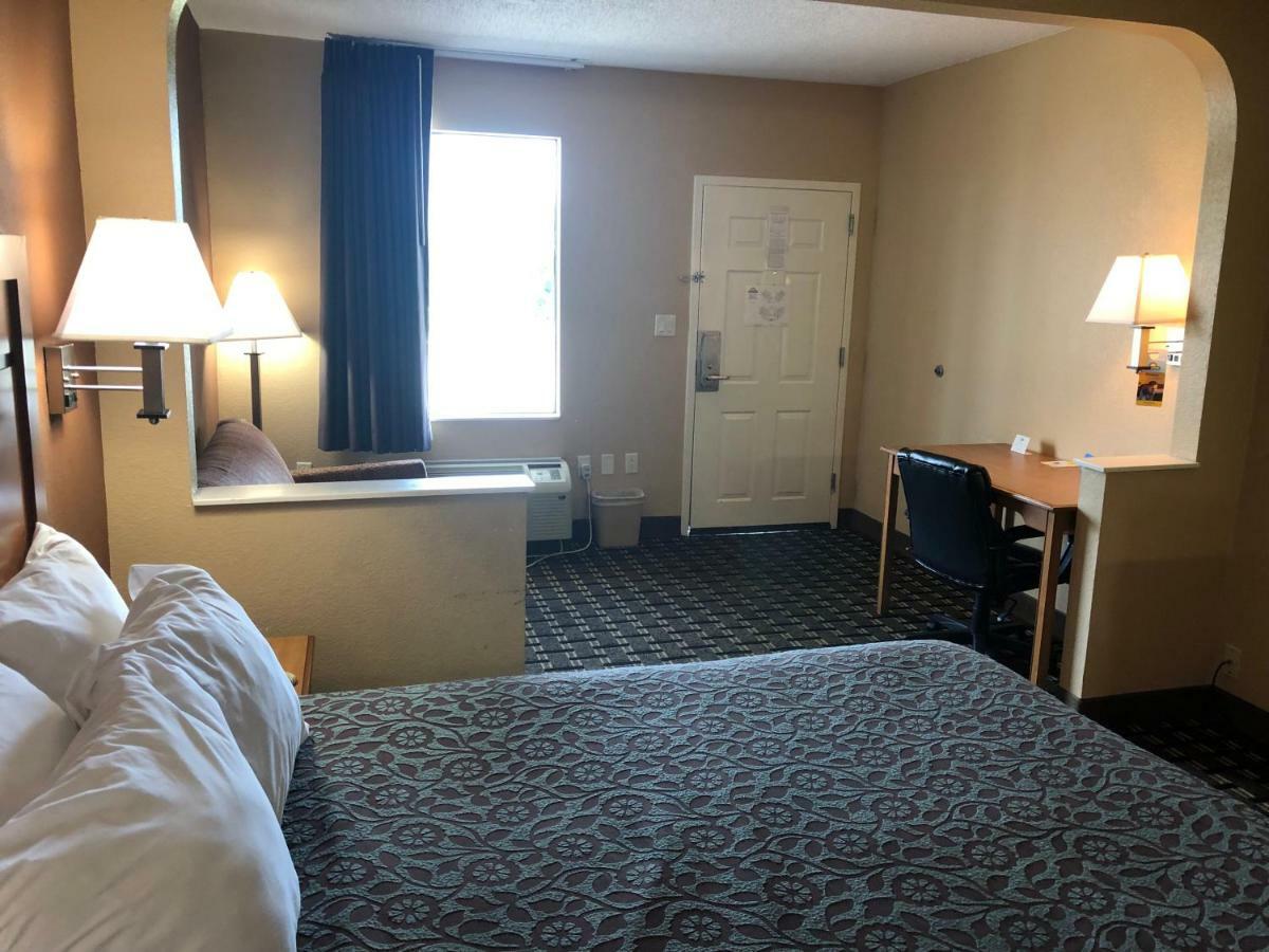 Days Inn By Wyndham Columbus Exterior photo