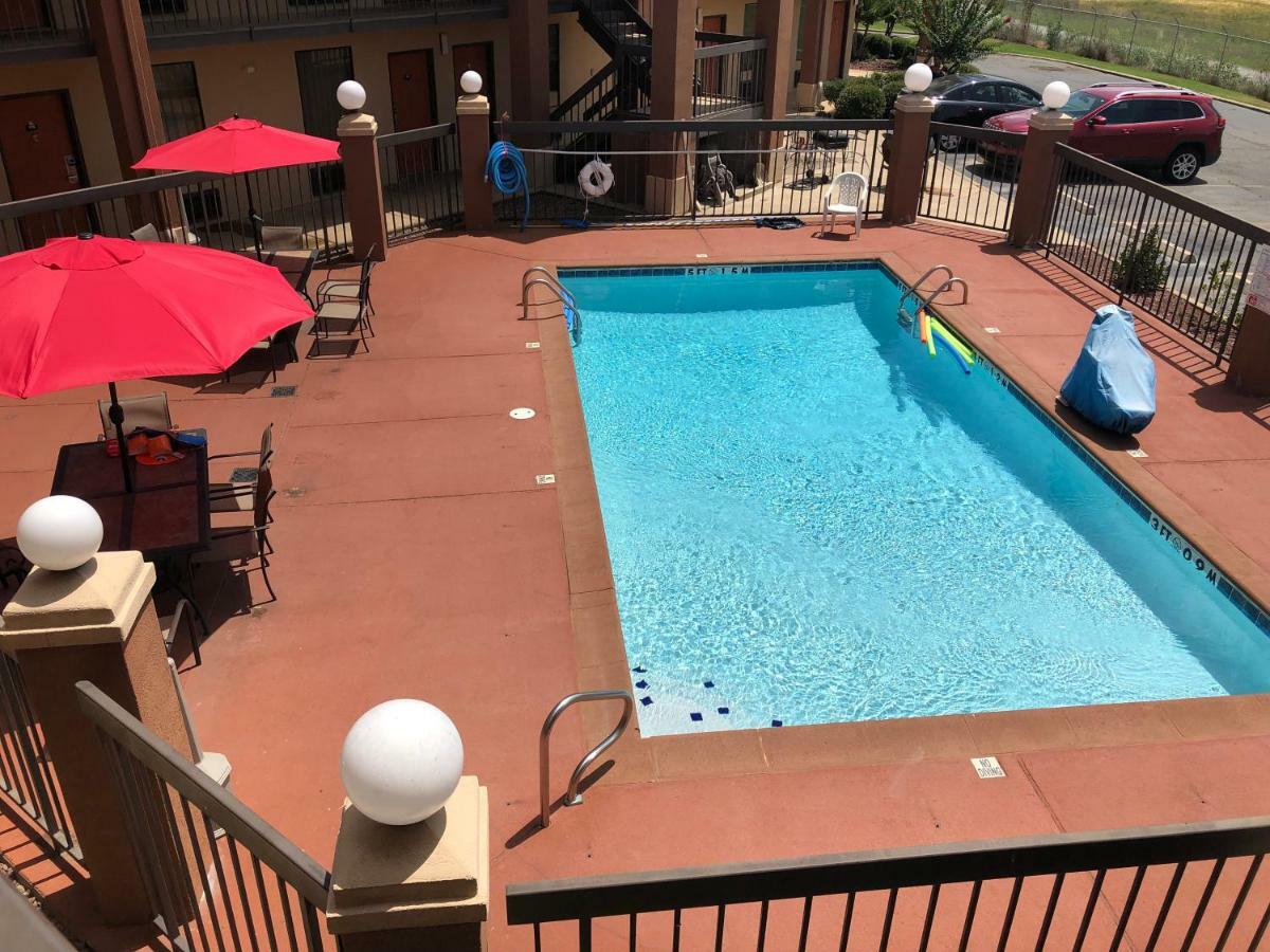 Days Inn By Wyndham Columbus Exterior photo